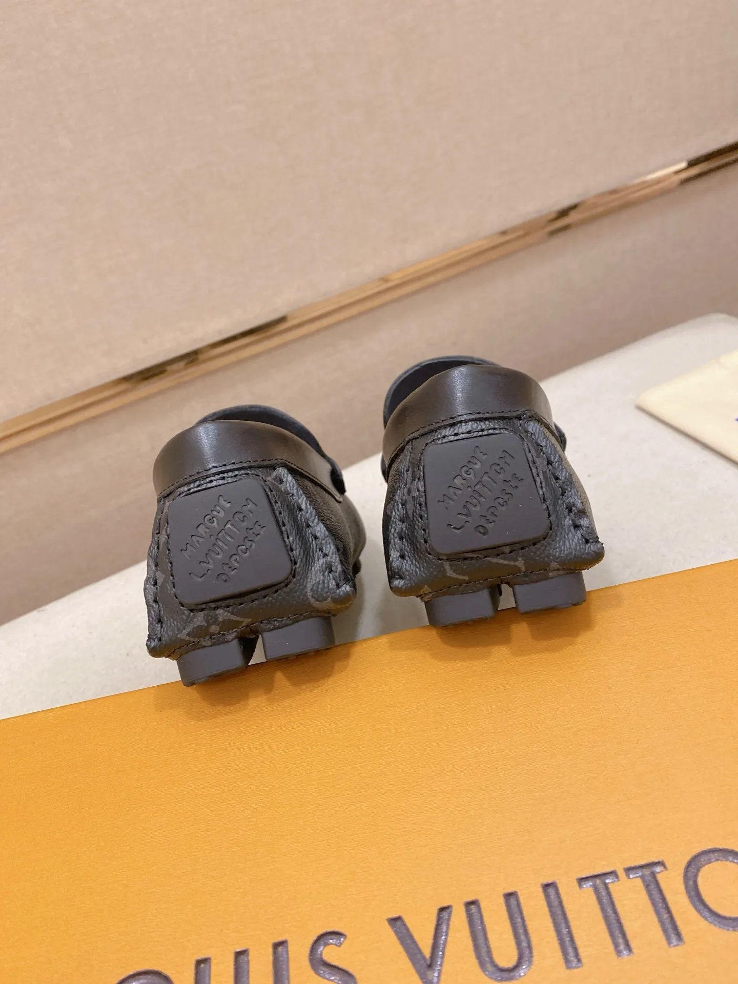 Factory price: 500💰High-end quality! LV 🆕🆕Exclusive hot-selling products in stock🔥🔥New products on the shelves, high-quality Ferragamo men's pea shoes, high-end casual driving shoes, with complete packaging! 💪 💪 Material: Imported official website one-to-one fabric 🐂 + Imported high-quality buffalo leather lining + wear-resistant outsole 👍🏻👍🏻 Features: High-end and comfortable, purely handmade 🚀 🚀 Create the perfect shoes that suit you best 🔥 🔥 Size: (38-44) 45 standard size can be customized!